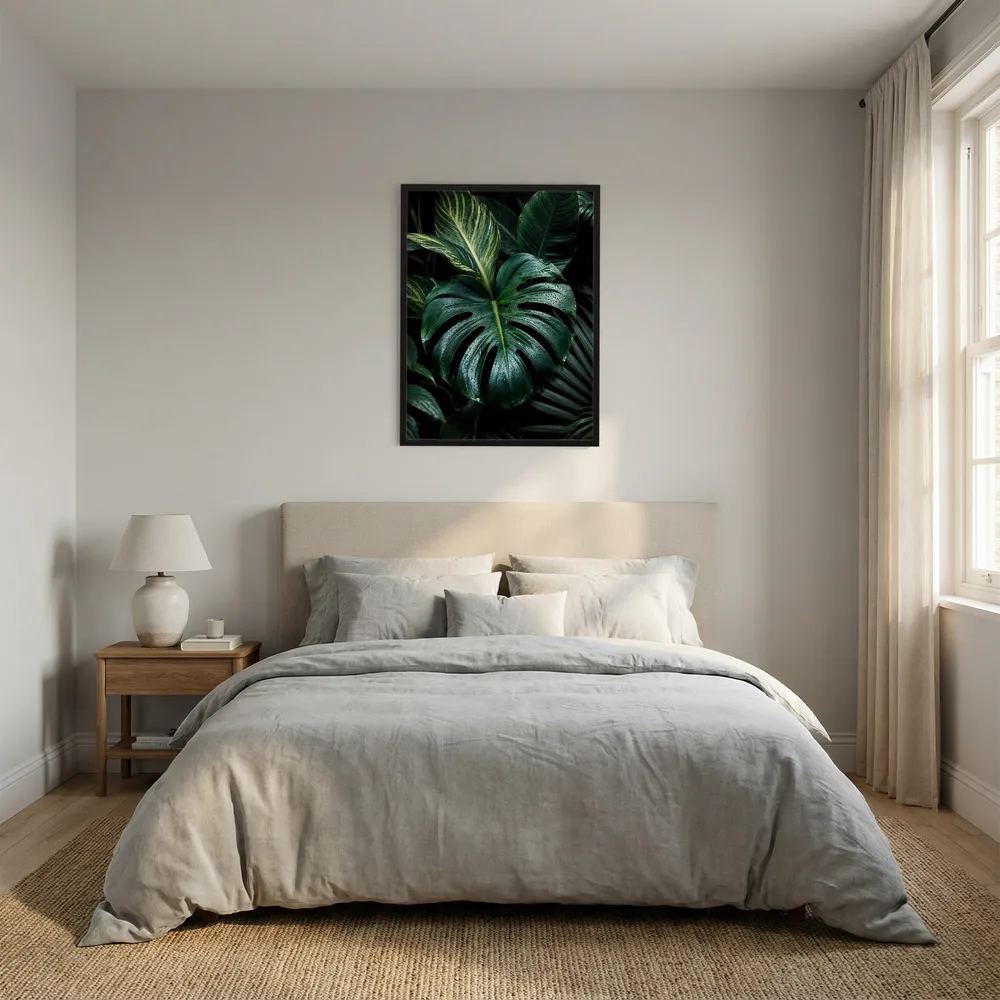 Hochformatiges Poster mit dunklen Monstera-Tropenblättern im schwarzen Rahmen
