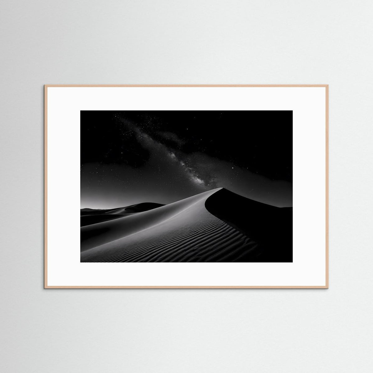Querformat-Poster: schwarzweißes Wüstendünenmotiv, Nachtlandschaft, helles Holzrahmenholz