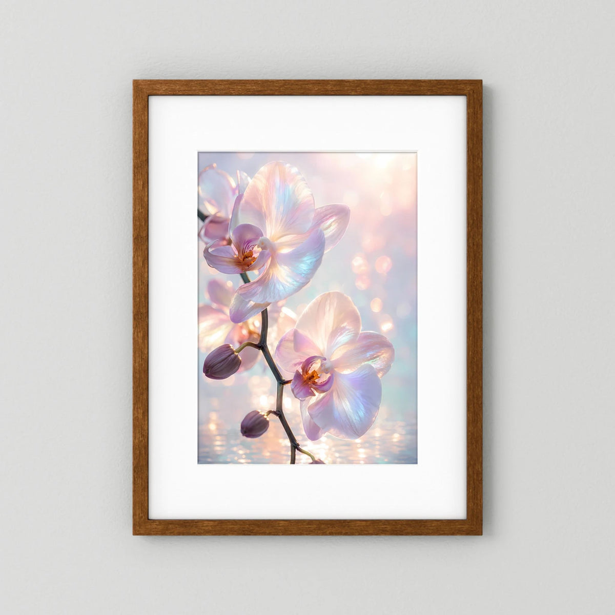 Orchideen-Kunstposter im braunen Holzrahmen mit Pastellblüten und warmen Lichtreflexen