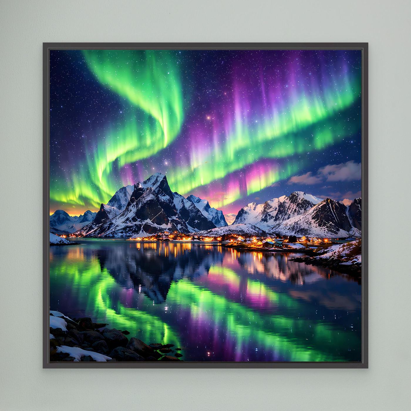 Leinwandbild mit Polarlicht (Grün/Lila), Bergpanorama und Spiegelung im Wasser, schwarzer Rahmen