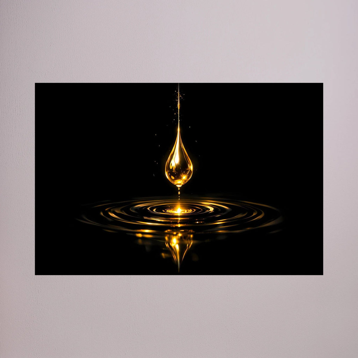 Nahansicht-Poster: goldener Wassertropfen mit Ringen auf dunklem Hintergrund