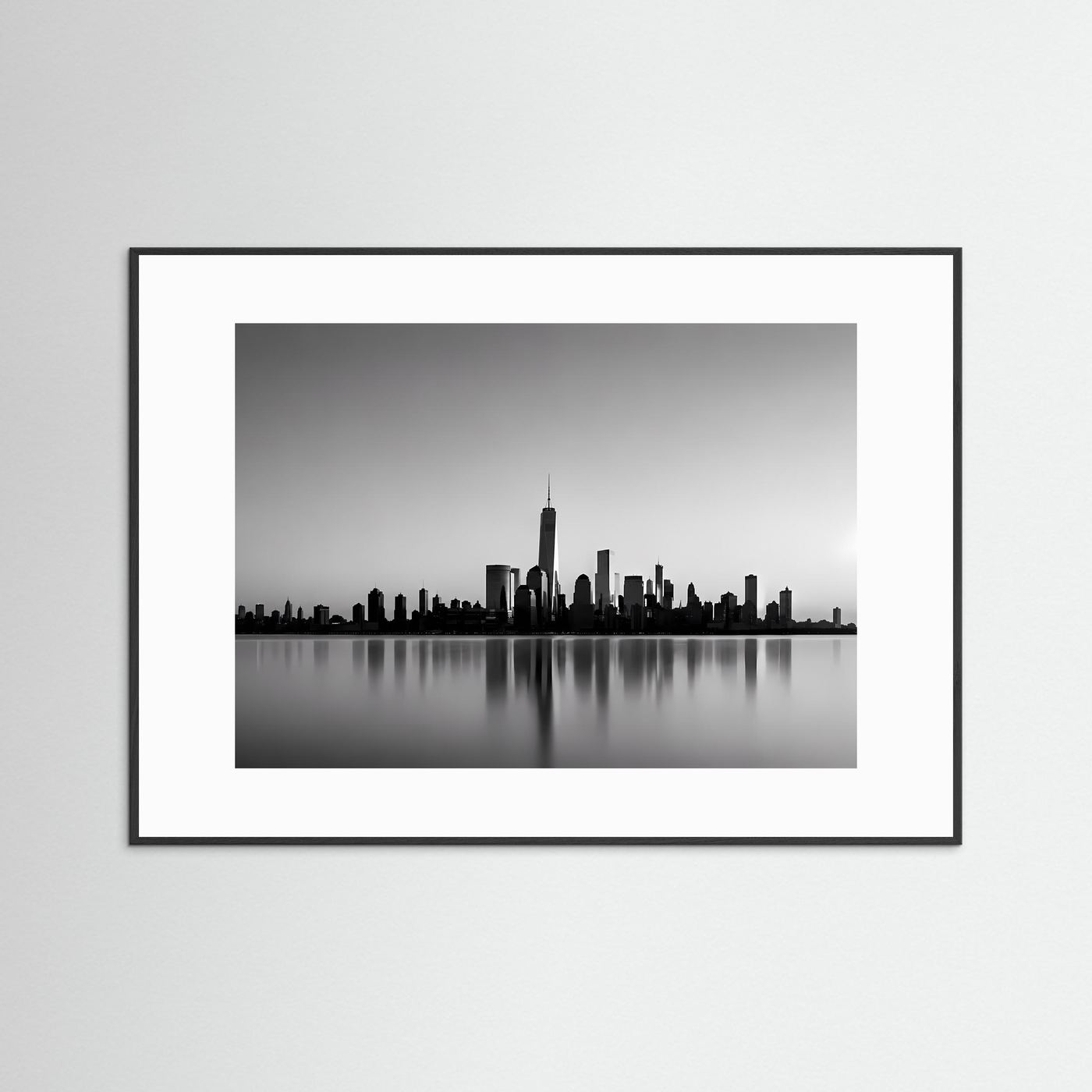 Poster im Querformat mit Schwarz-Weiß-Skyline und Spiegelung, schwarzer Rahmen mit weißer Umrandung