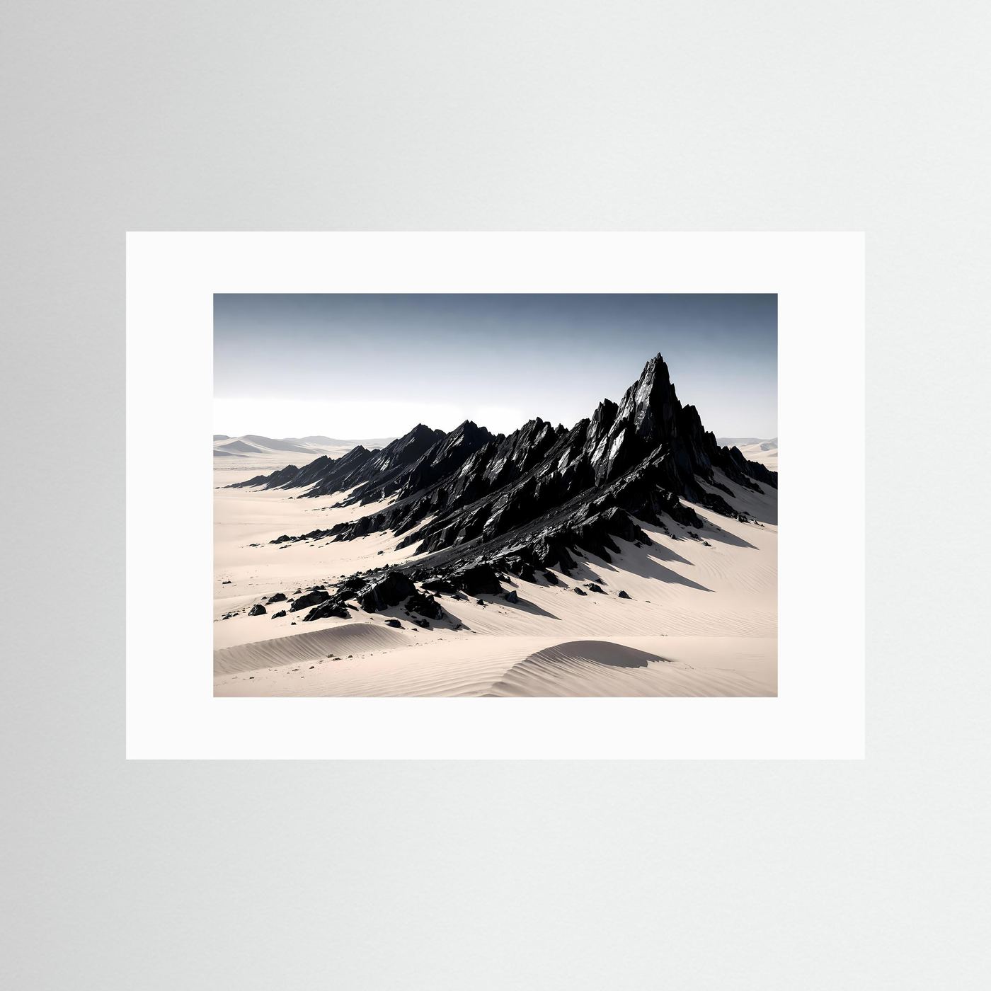 Querformat Poster mit Wüstenlandschaft und schwarzem Felsmassiv, weißes Passepartout