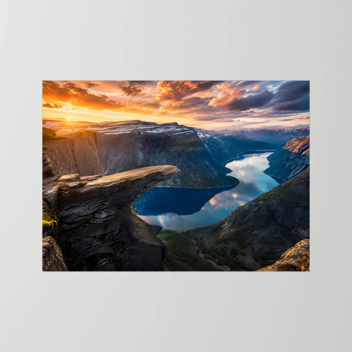 Poster im Querformat: Trolltunga-Felsen und Fjord bei Sonnenuntergang