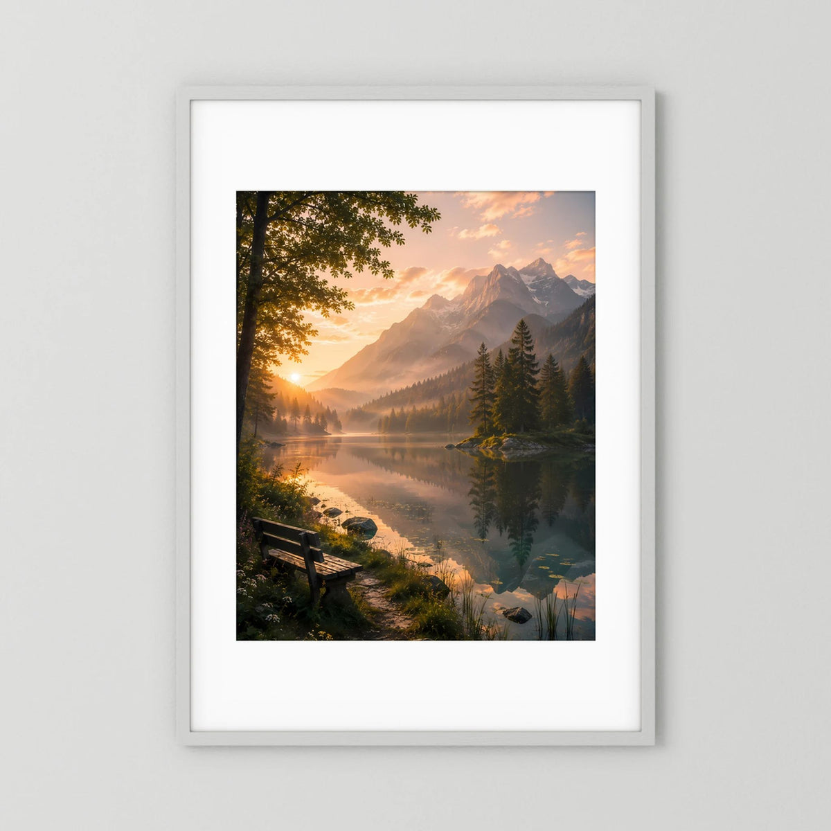 Bergsee im Sonnenuntergang | Ruhige Alpenlandschaft mit Sitzbank | Poster Hochformat