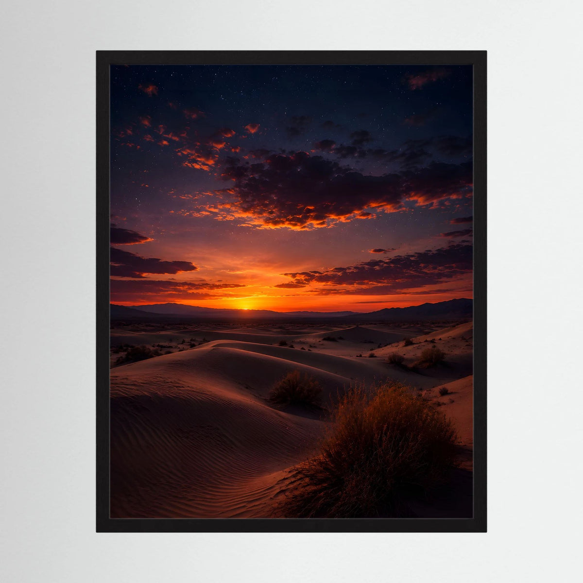 Poster im Hochformat in schwarzem Rahmen mit Sanddünen bei Sonnenuntergang und dunklem Himmel