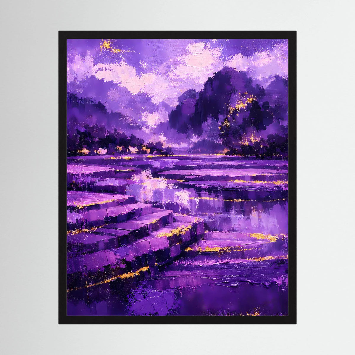 Hochformat-Poster, schwarz gerahmt: violette Berg- und Flusslandschaft mit goldenen Lichtakzenten