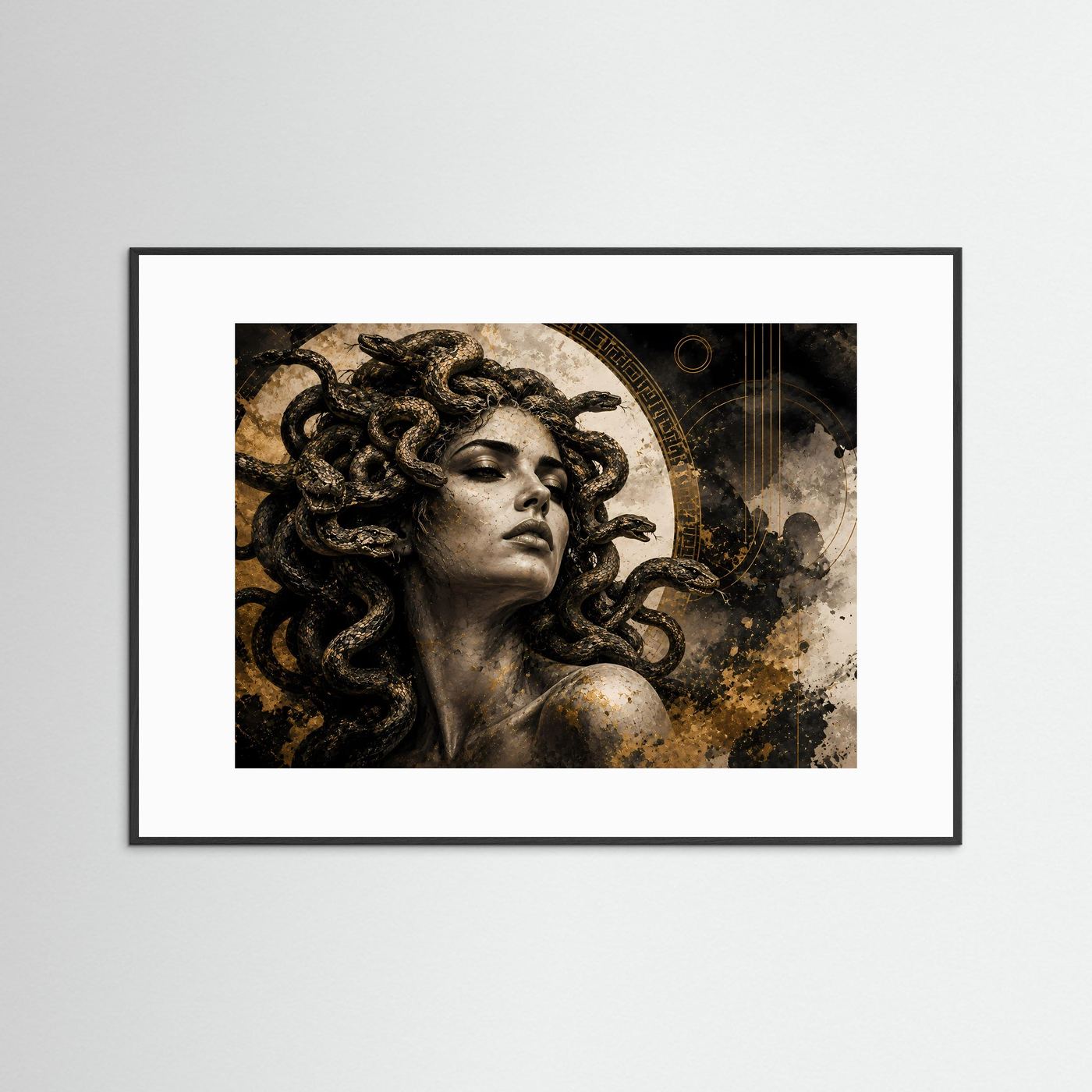 Wandkunst mit Medusa-Porträt: Frauengesicht mit Schlangenhaaren, Goldornamente auf dunklem Hintergrund, schwarz gerahmt