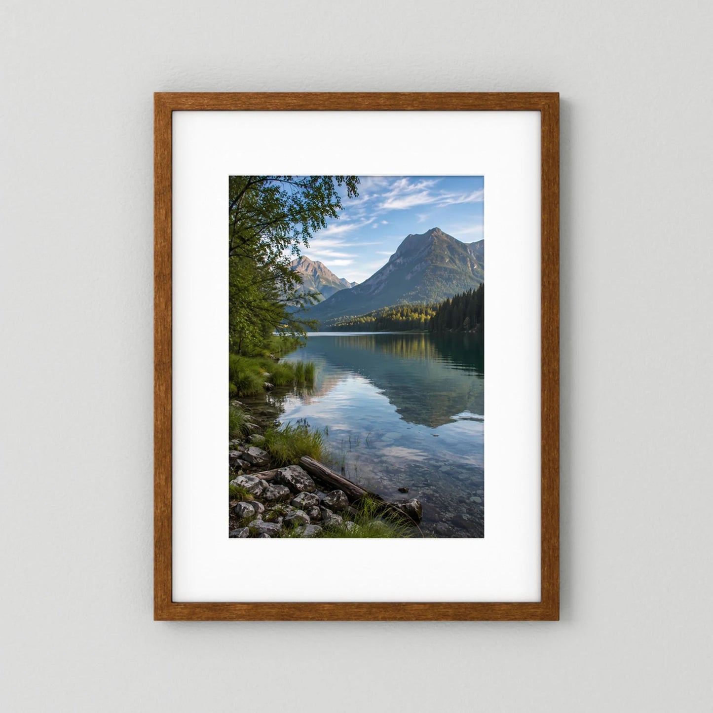 Hochformat-Poster mit Alpenmotiv: See, Berge und Wald, brauner Holzrahmen