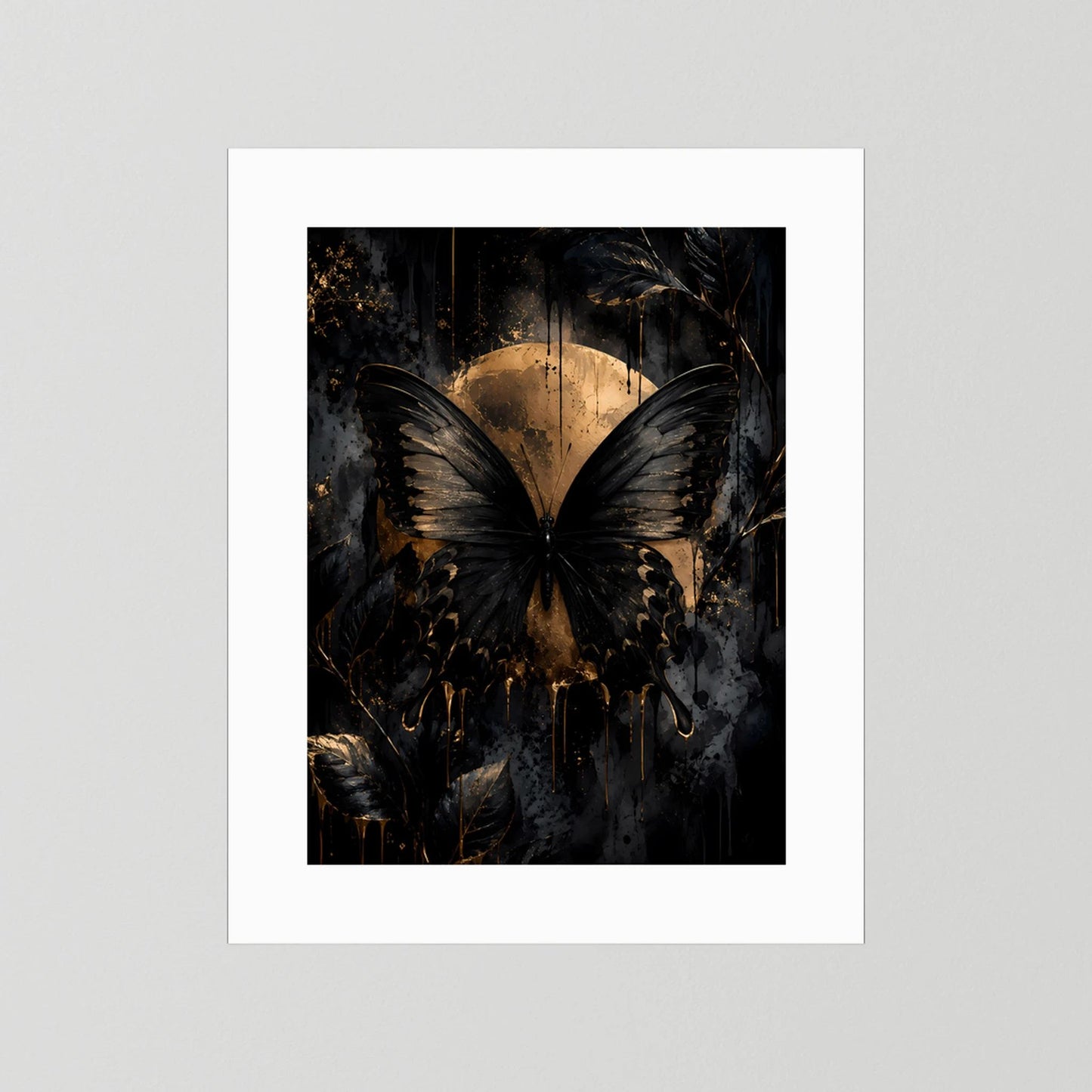 Hochformat-Poster im weißen Rahmen mit schwarzem Schmetterling und goldener Lichtscheibe