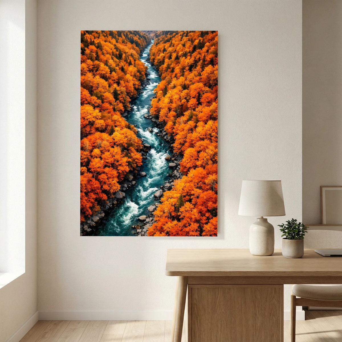 Hochformat-Wandposter Herbstwald mit schmalem Flusslauf, dichte orange Baumkronen und türkis