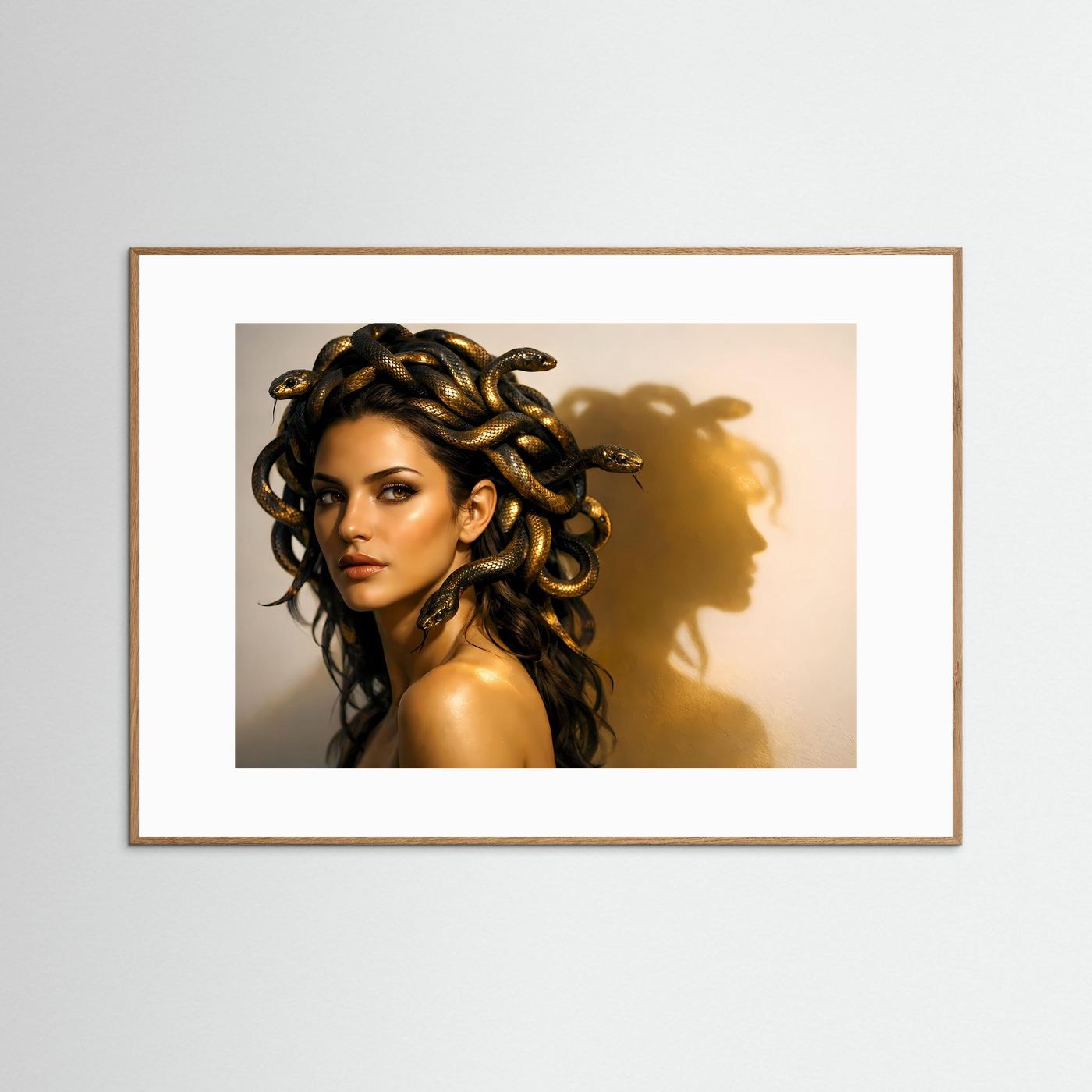 Gerahmtes Wandbild mit rosafarbenem Rahmen: Medusa mit Schlangenkrone, Querformat