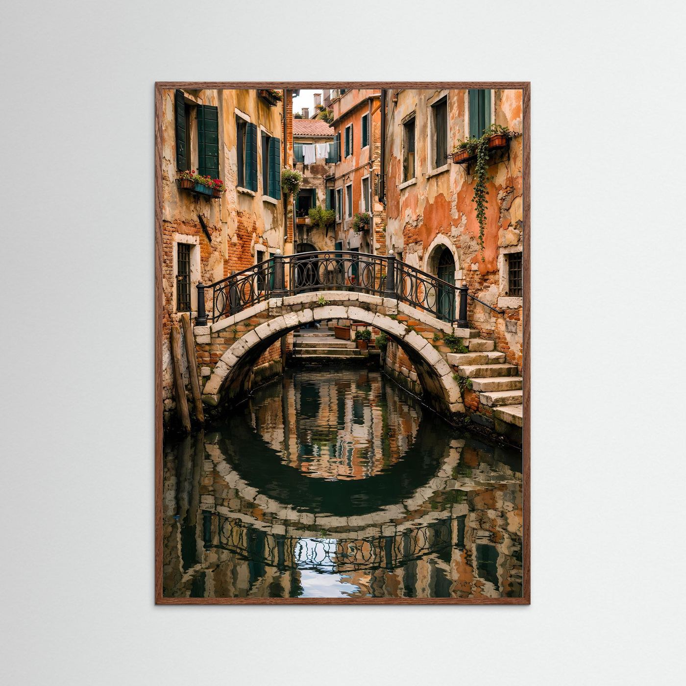 Poster mit venezianischer Steinbrücke über Kanal, Wasserspiegelung in rosafarbenem Holzrahmen
