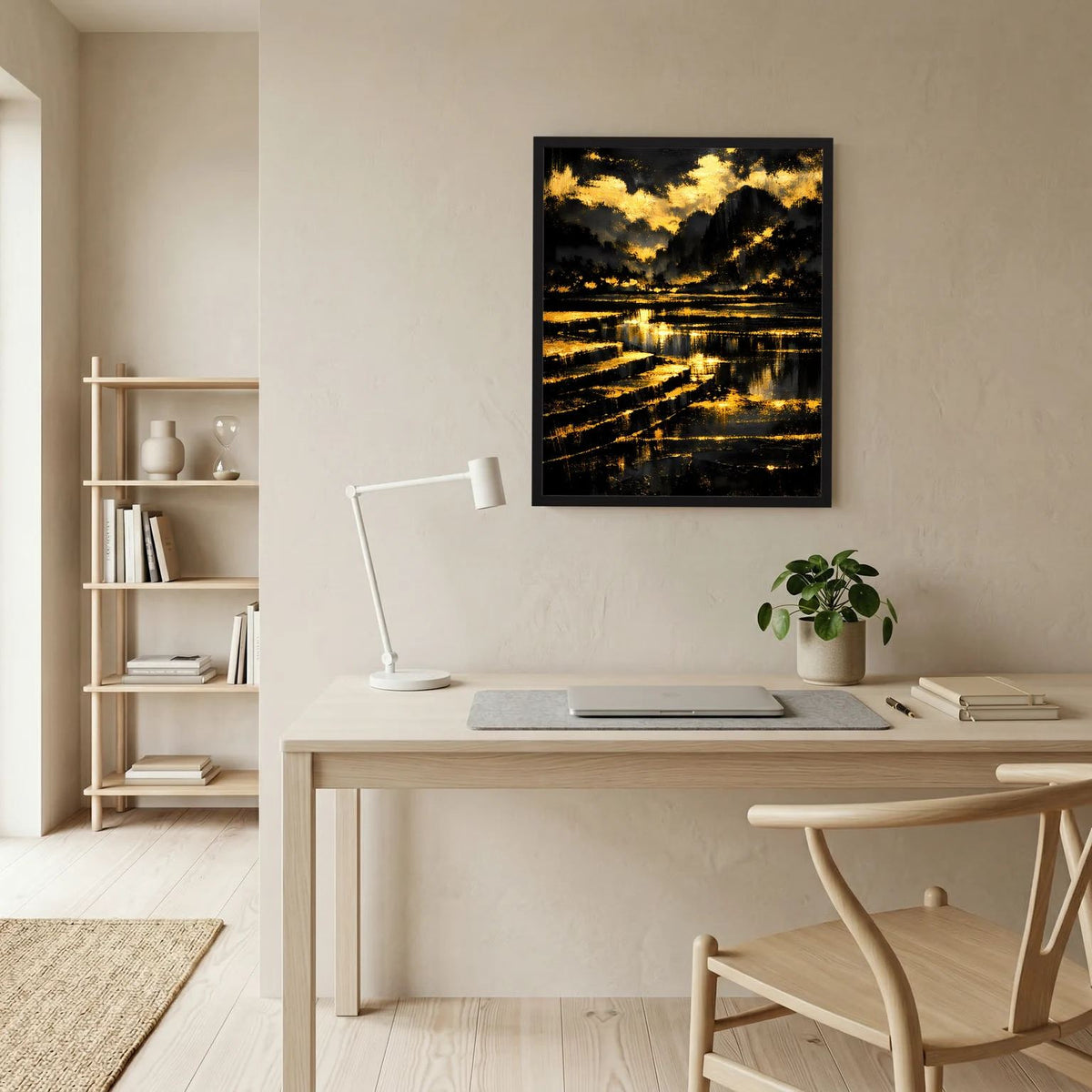 Gerahmtes Wandbild mit abstrakter Bergwelt in Schwarz und Gold, Lichtstreifen am Ufer