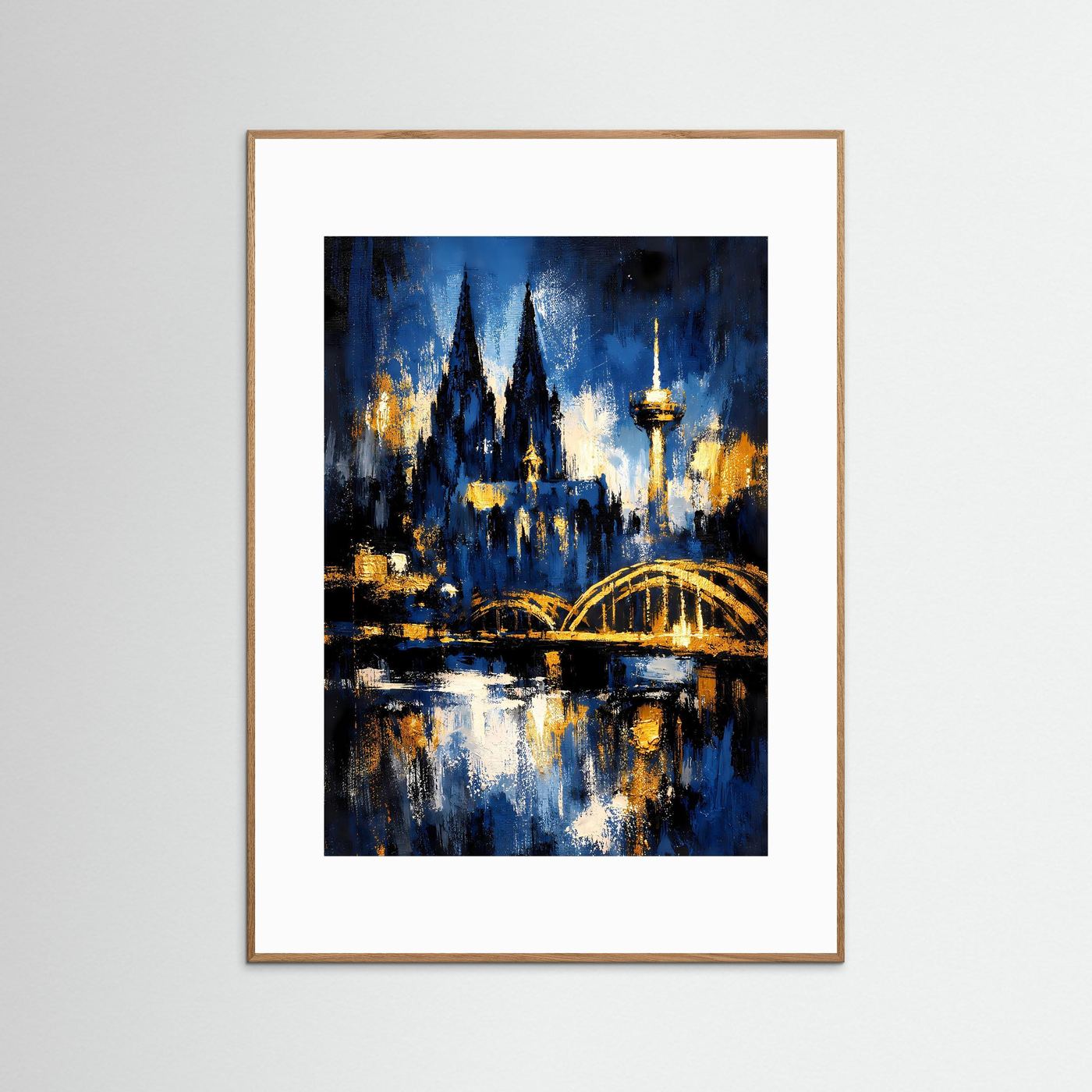 Gerahmtes Skyline-Poster mit blau-gelber Abstraktmalerei, Domspitzen und Brücke, heller Holzrahmen