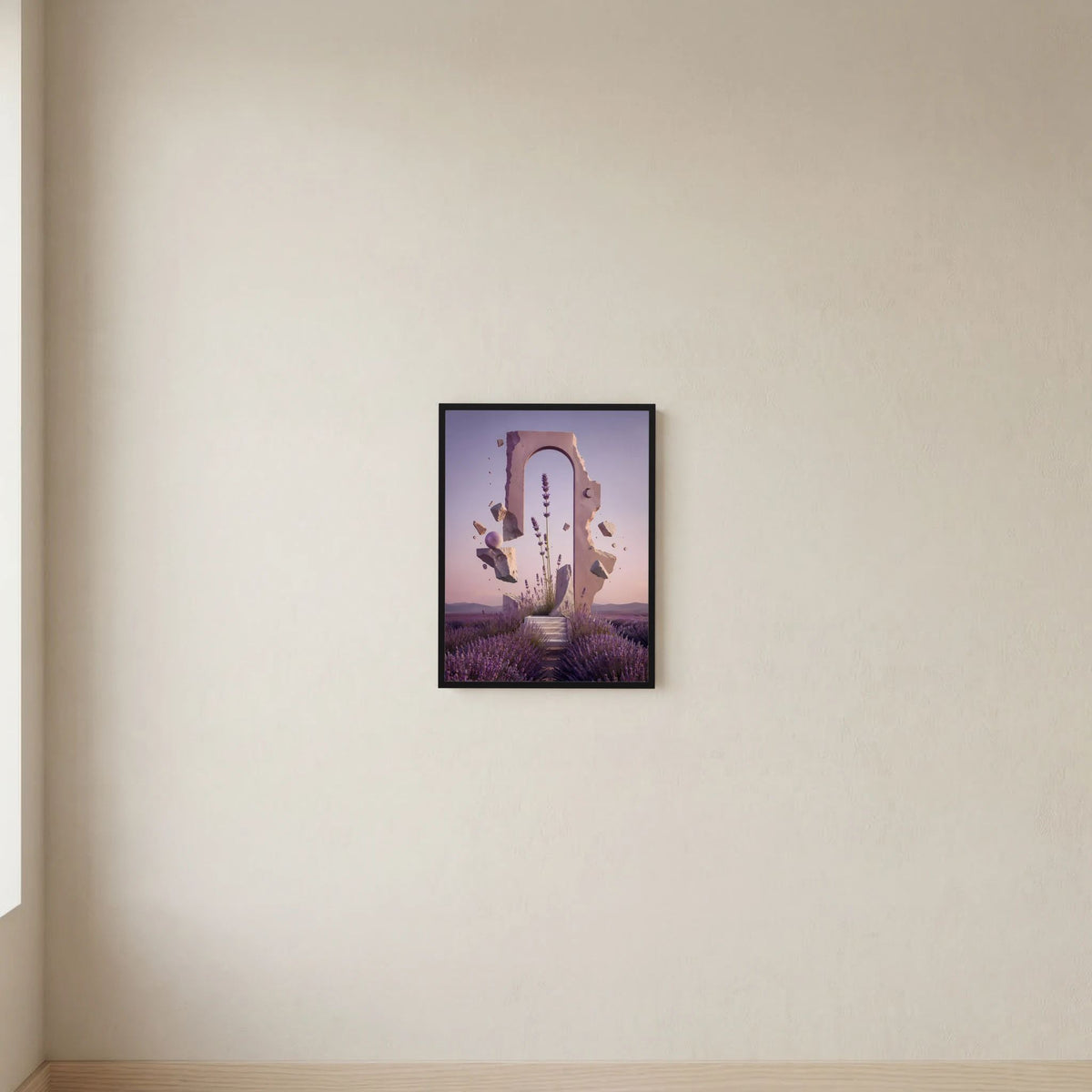 Hochformat-Poster mit lavendelfarbenem Portalmotiv im schwarzen Rahmen an der weißen Wand
