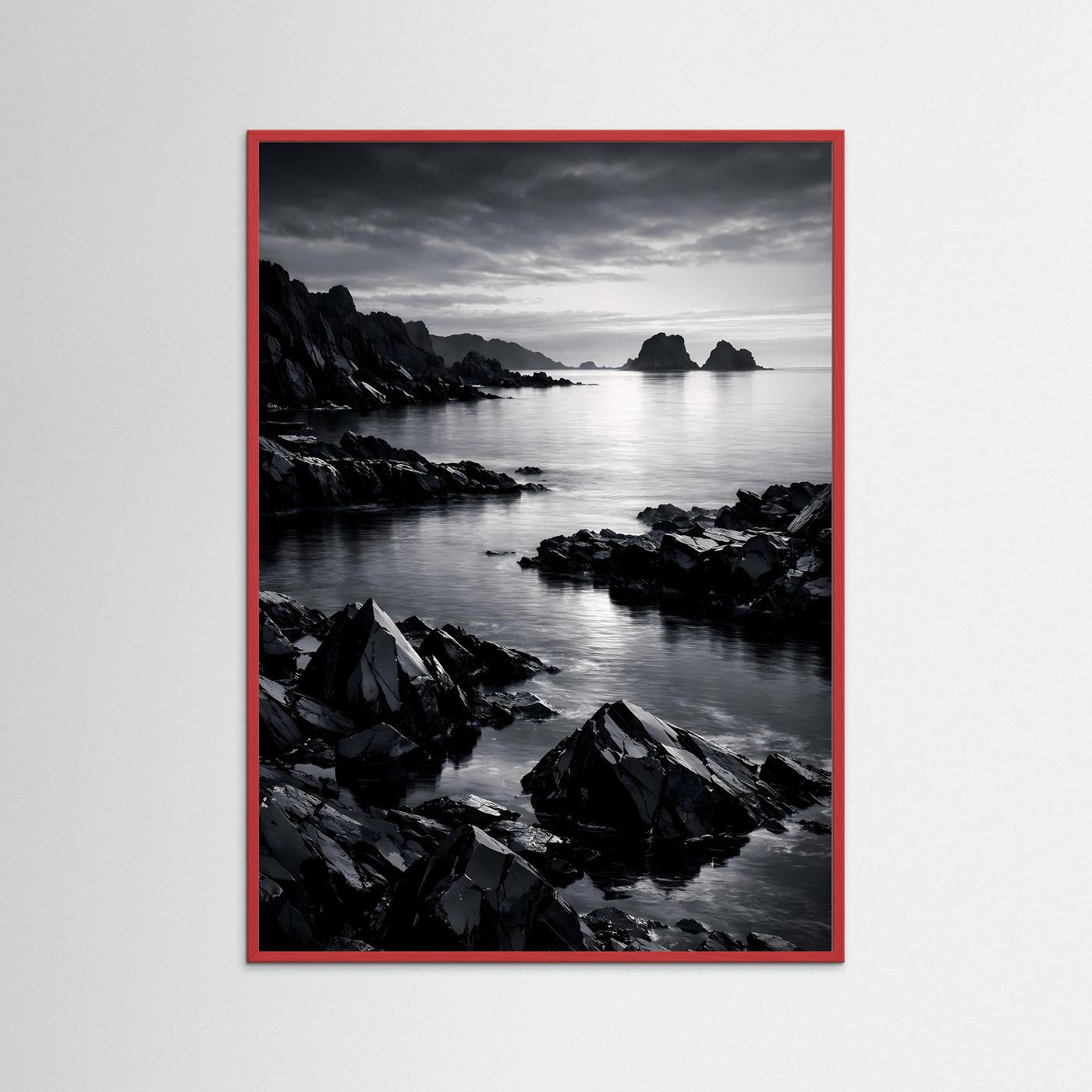 Wandbild Schwarz-Weiß-Küste mit Felsen im Wasser, düstere Wolken; roter Rahmen