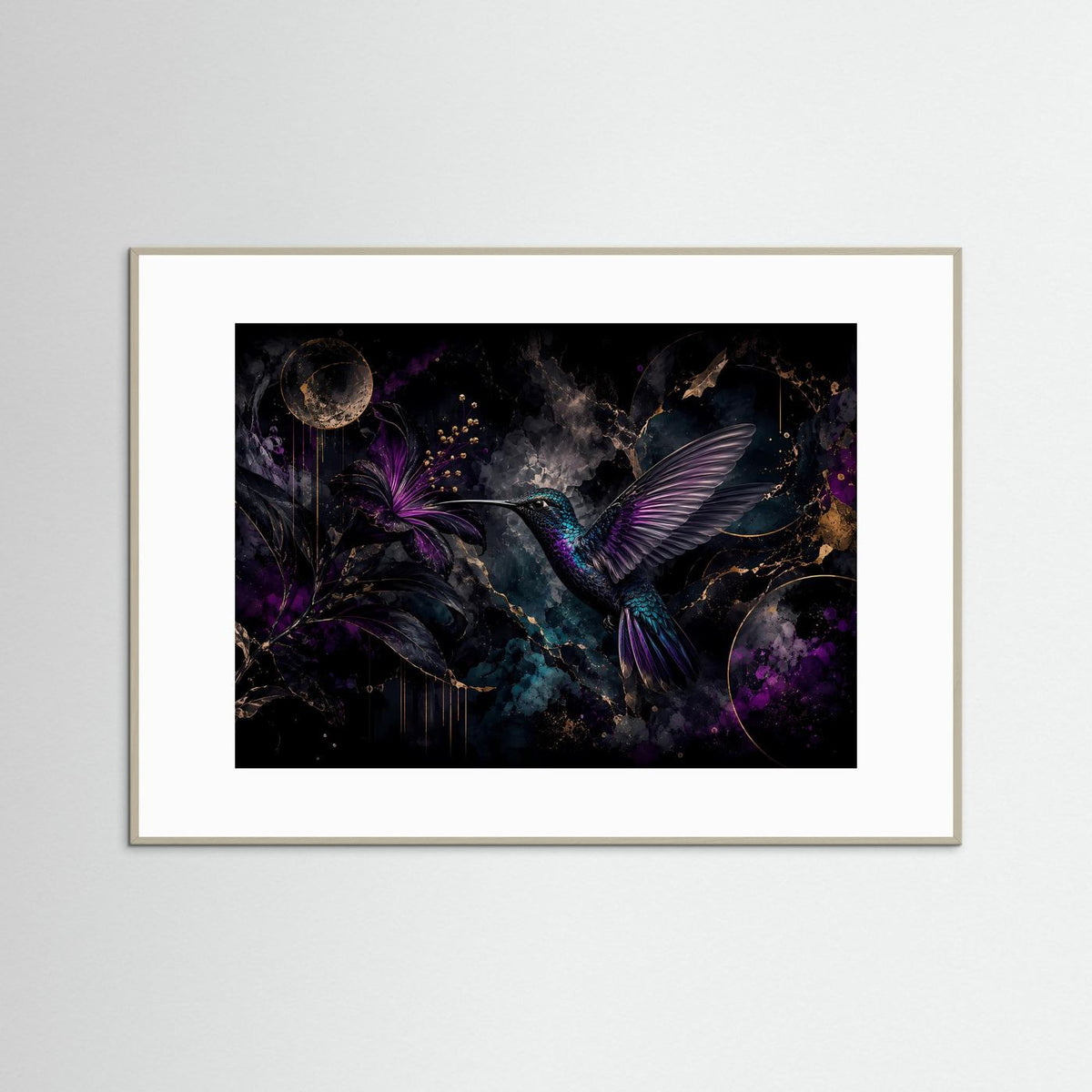 Wandposter mit lila-goldenem Kolibri und Blüte, hellgrauer Rahmen, weißer Passepartout