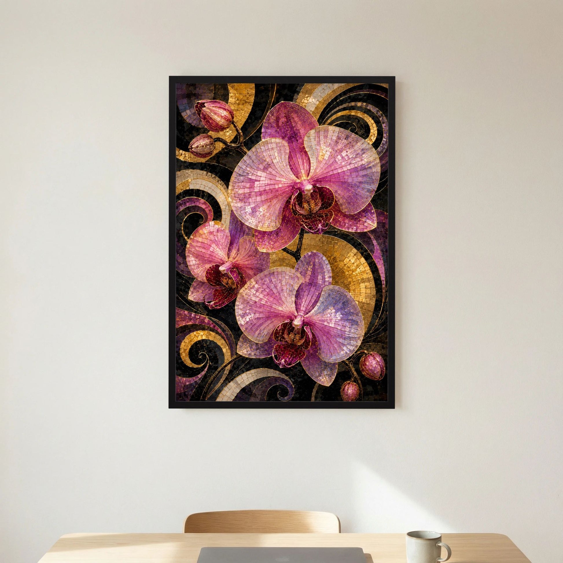 Hochformatiges Kunstposter mit schwarzer Umrandung und rosa Orchideen im Goldmosaik.