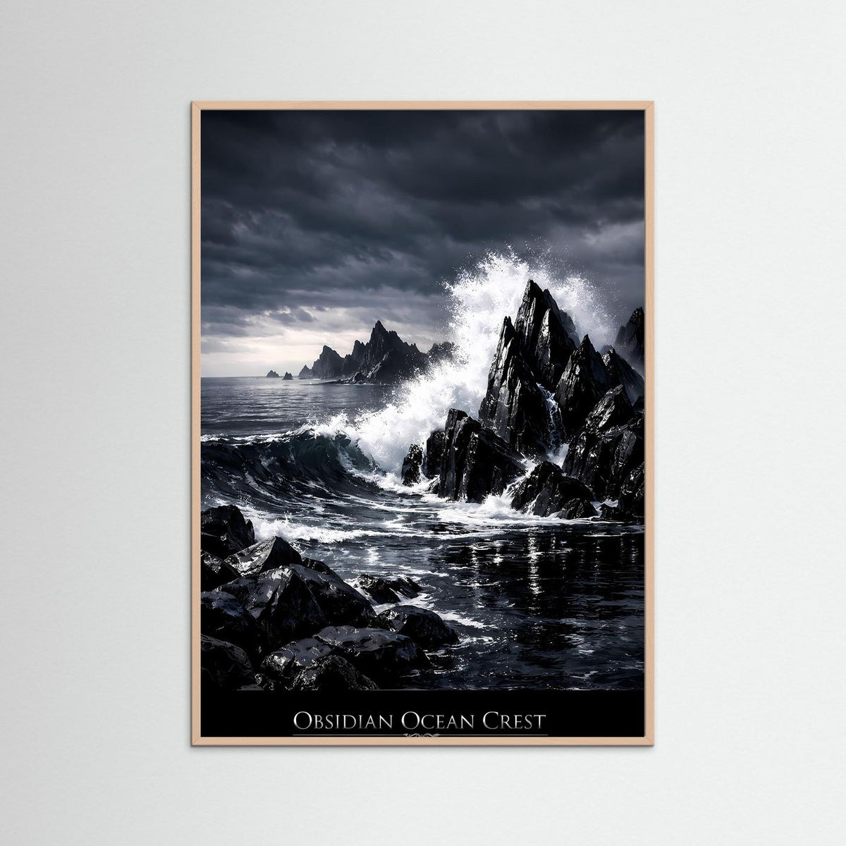 Naturposter im Hochformat: dunkle Felsküste mit Brandung und Nebel, cognacfarbener Rahmen