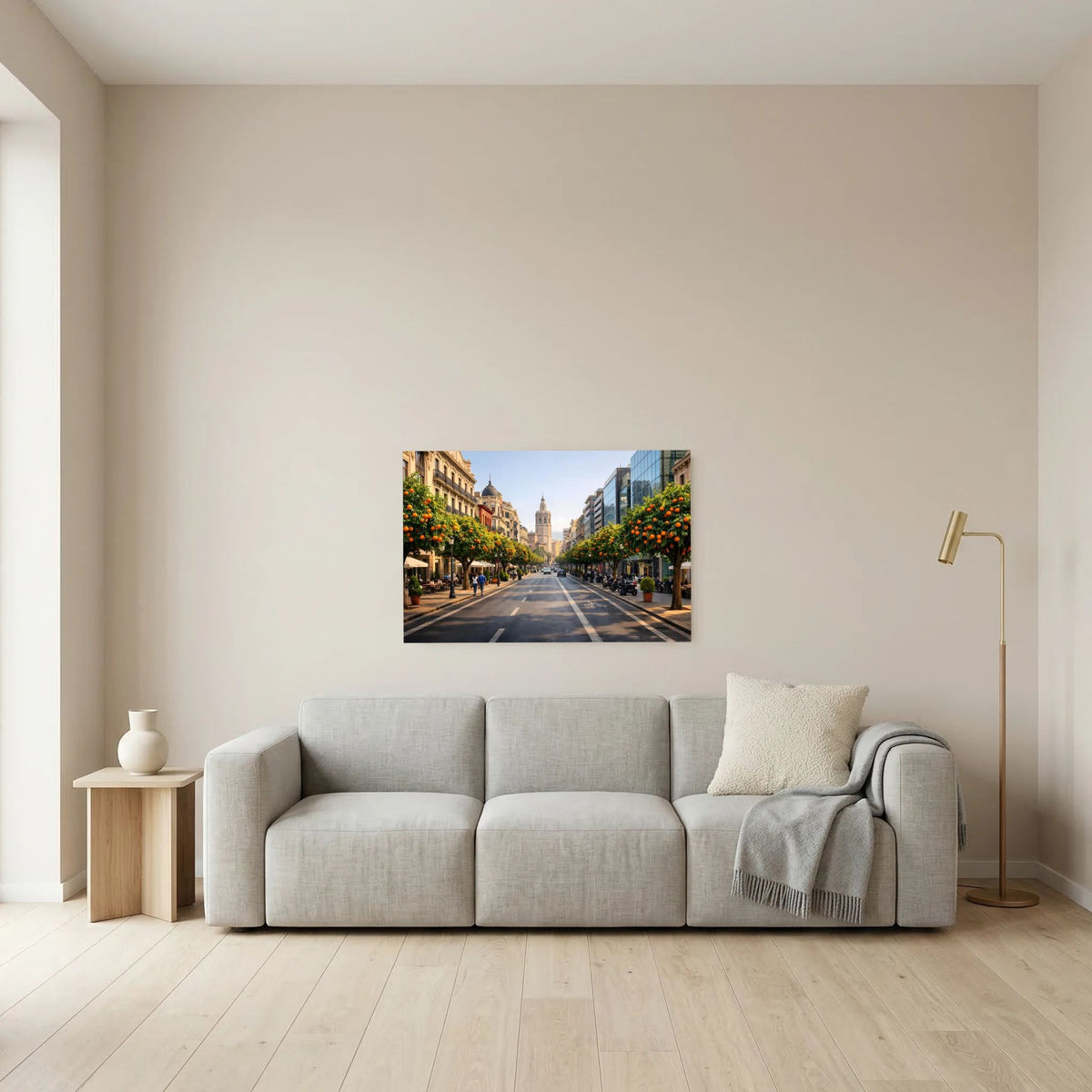 Wandbild Querformat an der Wand: belebte Straße mit Orangenbäumen und historischen Häusern