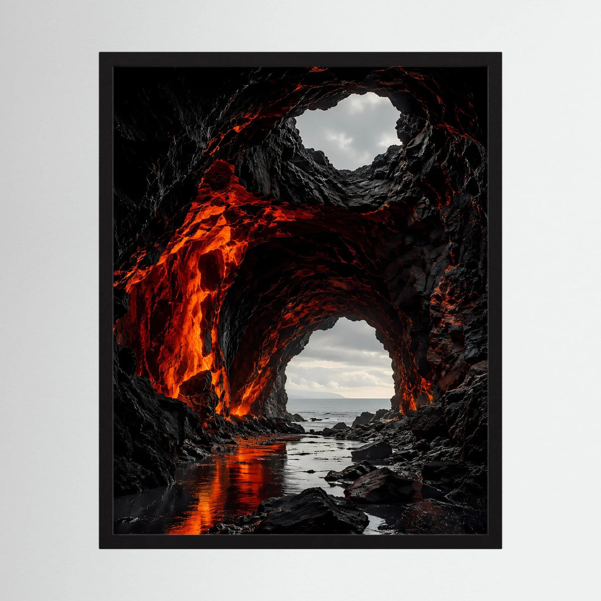 Gerahmtes Hochformat-Poster mit Lavafluss zwischen dunklen Vulkanbögen und Blick aufs Meer