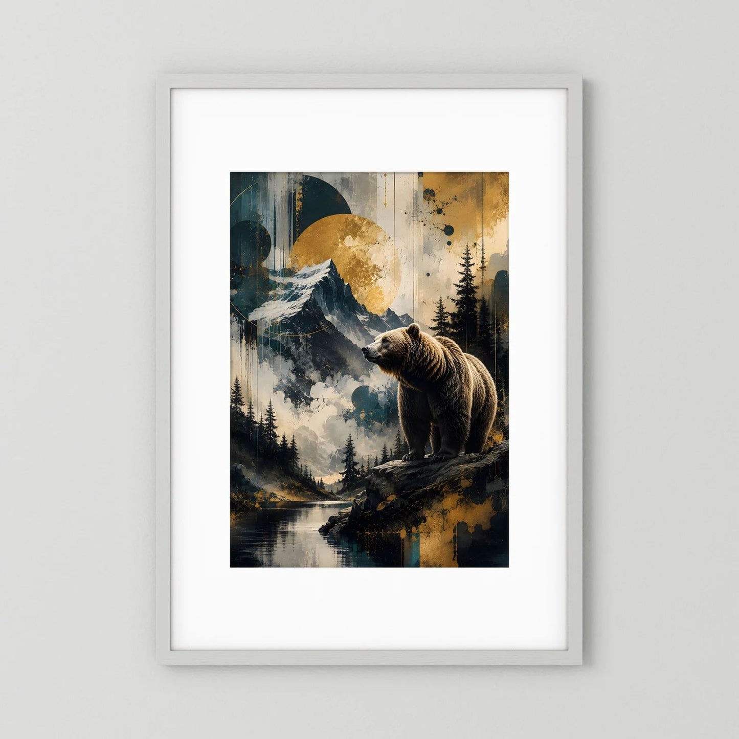 Hochformatiger Bär-Poster mit braunem Braunbär, Berglandschaft und Wald, gerahmt