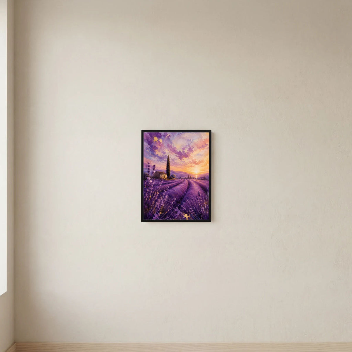 Hochformat-Poster mit Lavendelfeld bei Sonnenuntergang, violetter Himmel und dunkler Rahmen an Wand