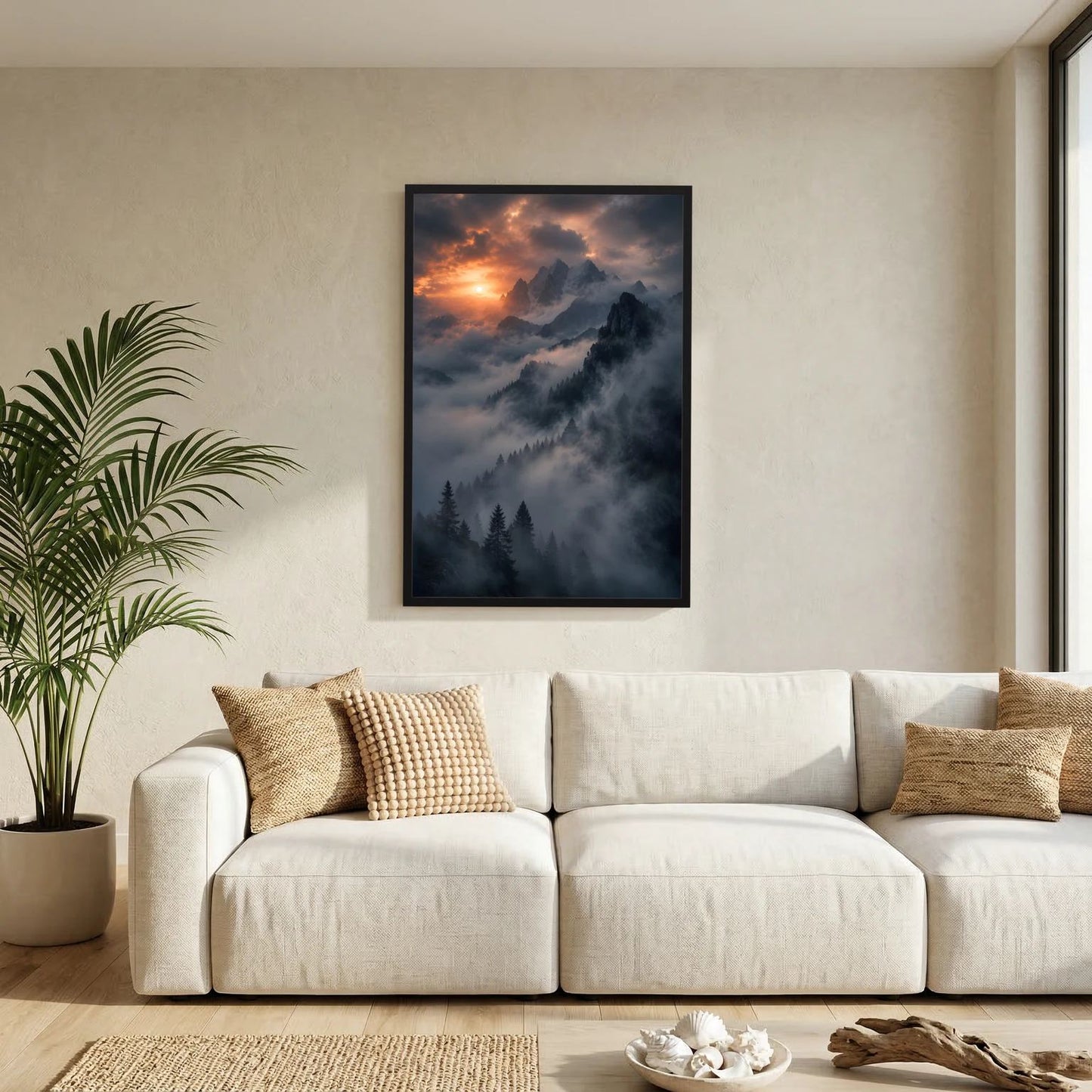 Berge im Nebel Poster mit Sonnenuntergang, Berggipfel im Nebel, Tannen im schwarzen Rahmen.