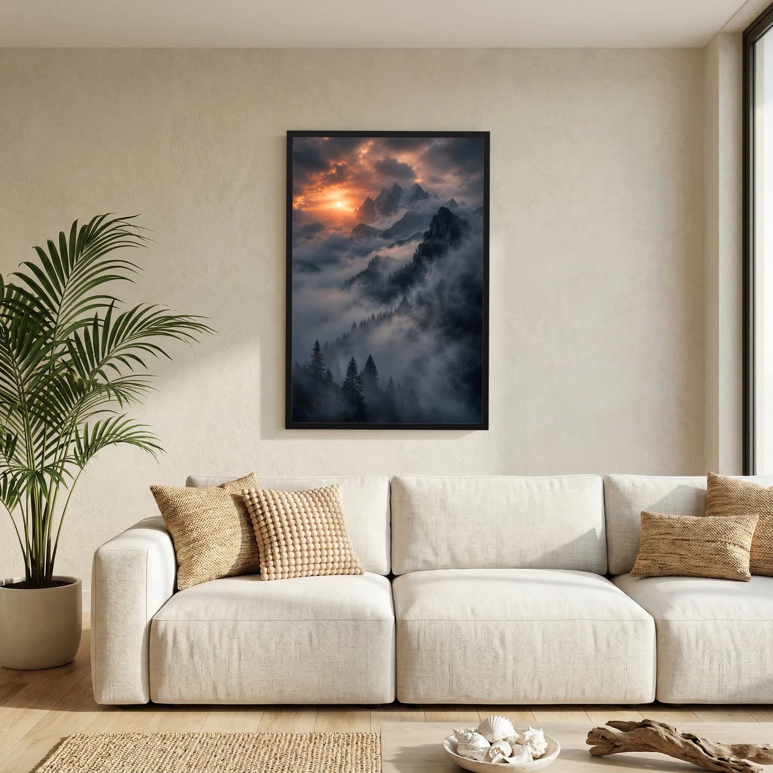Berge im Nebel Poster mit Sonnenuntergang, Berggipfel im Nebel, Tannen im schwarzen Rahmen.