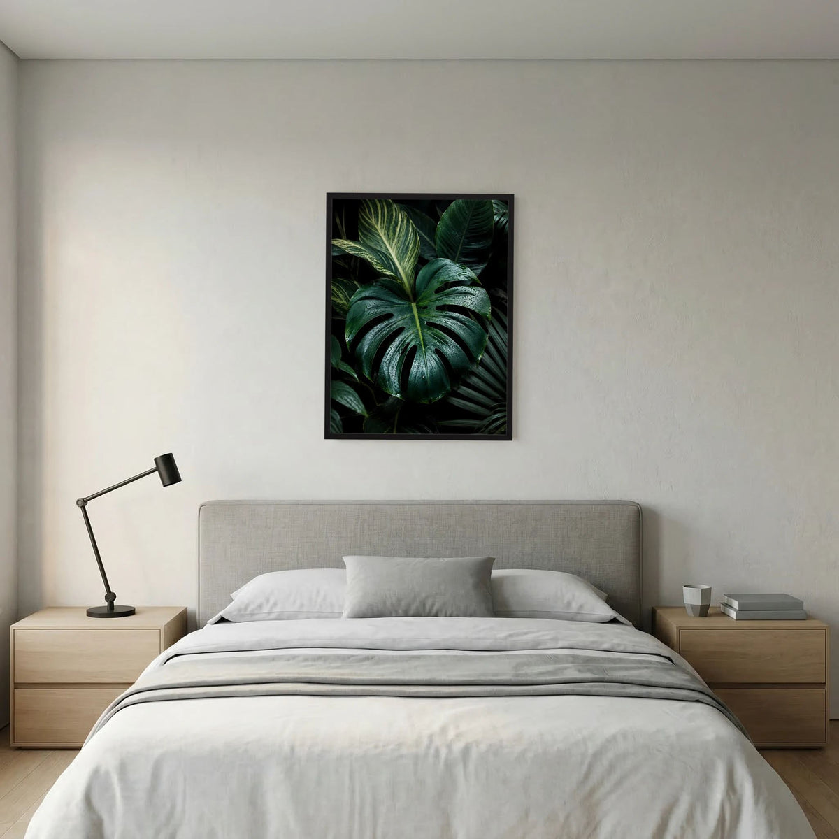 Hochformatiges Poster mit dunklen Monstera-Blättern im schwarzen Rahmen