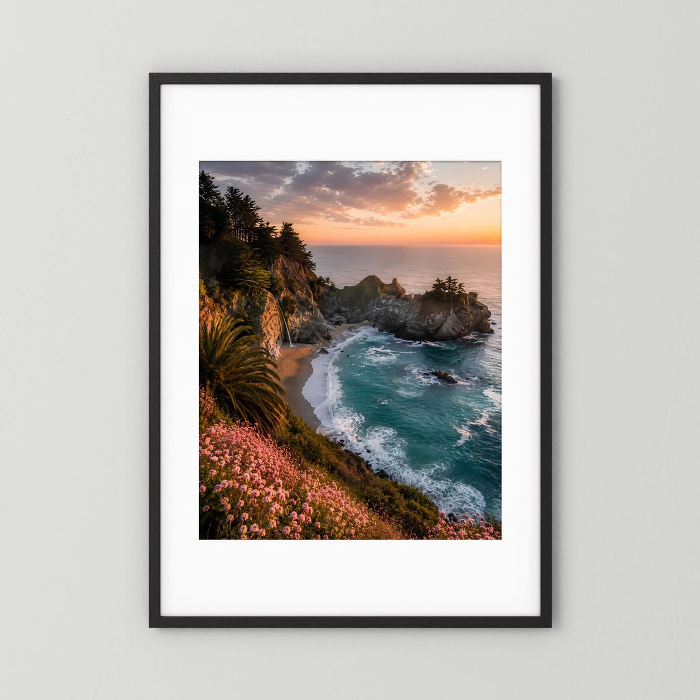 Kunstposter Hochformat mit schwarzem Rahmen: Felsküste, türkisblaues Meer, Blumen, Sonnenuntergang