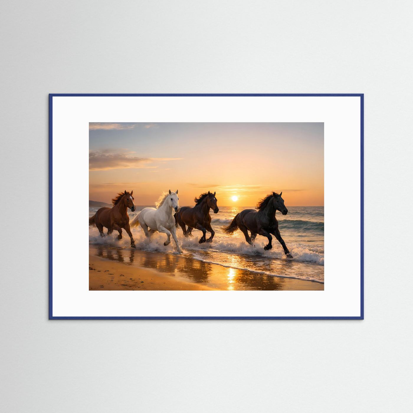Querformatiges Pferde-Strandposter mit vier Pferden auf dem Strand bei Sonnenuntergang, blauer Rahmen