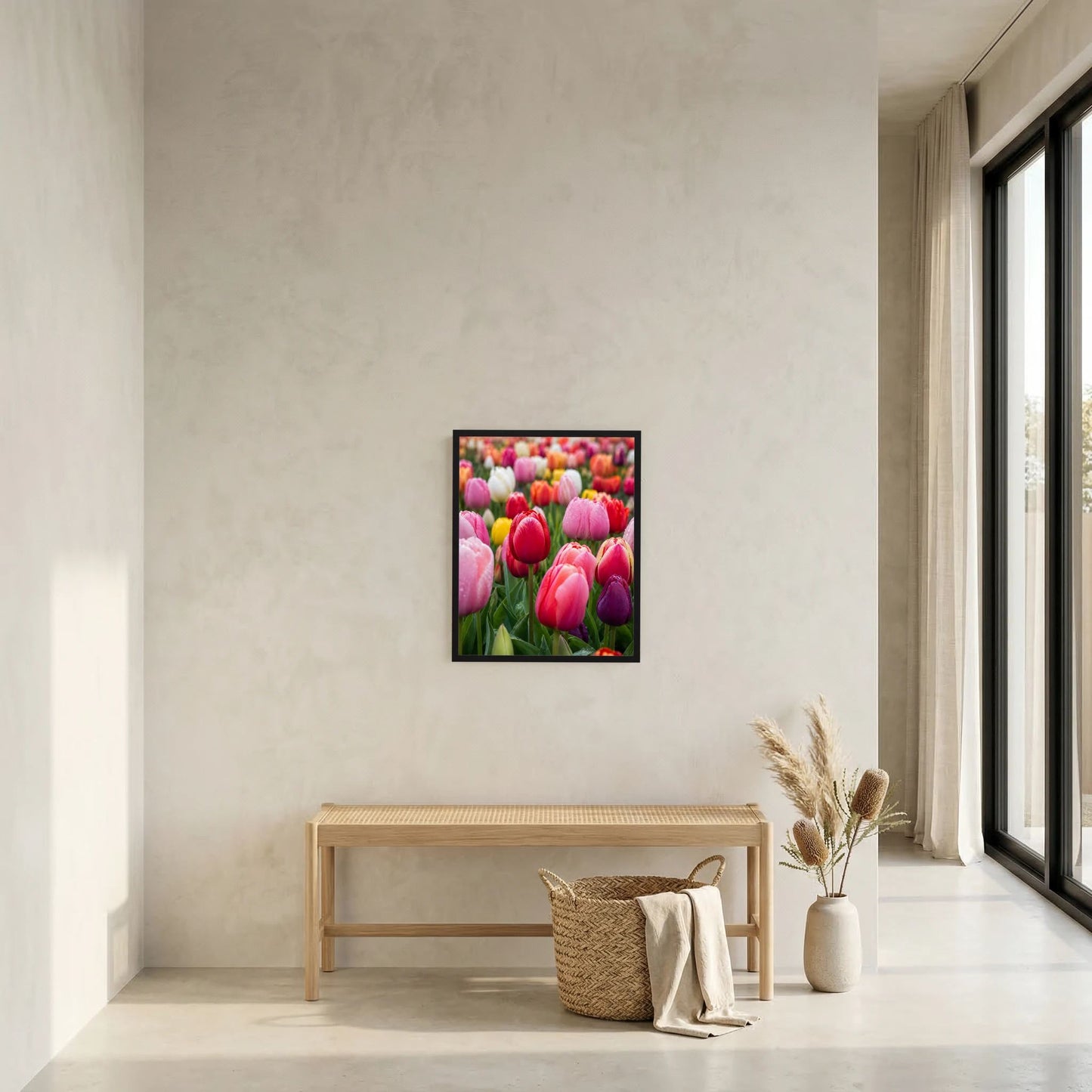 Gerahmtes Hochformat-Tulpenfeld-Poster mit bunten rosa-roten Tulpenblüten (schwarz)