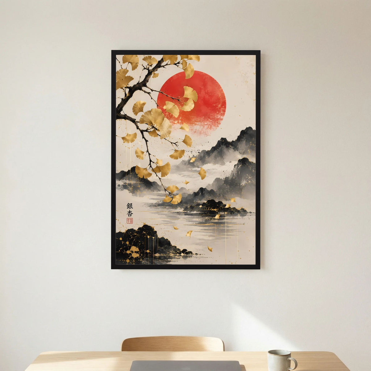 Poster im schwarzen Rahmen mit goldenen Ginkgozweigen, roter Sonne, Bergen und Wasserreflexen