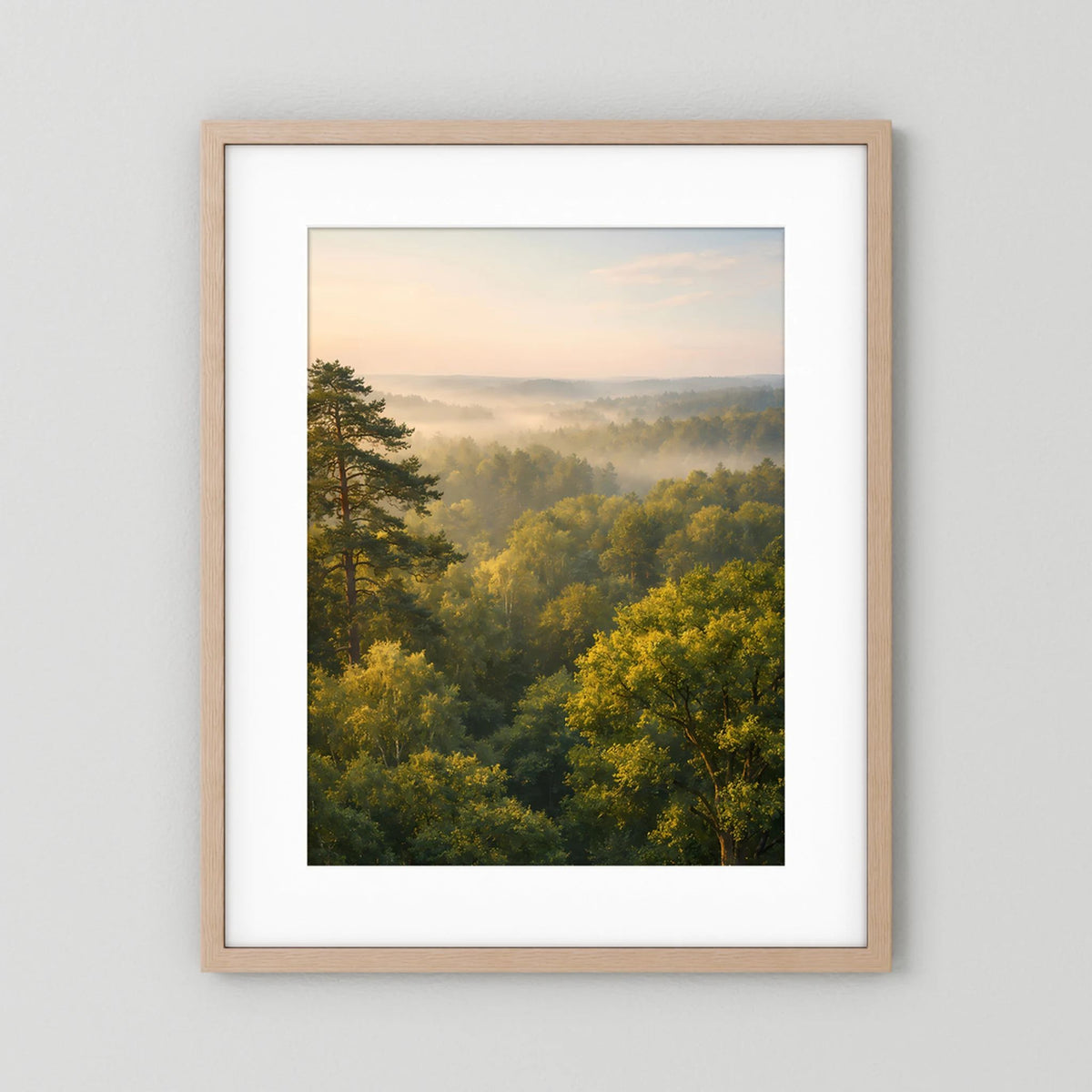 Hochformat-Poster Waldlandschaft mit hellem Holzrahmen und weißem Passepartout