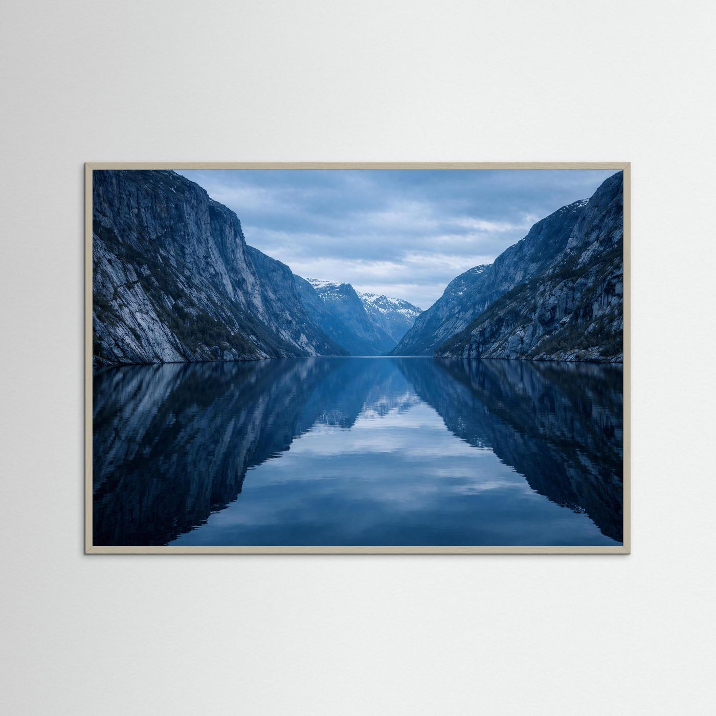 Majestätischer Fjord in kühler Blautiefe | Panorama Fjord & Berg Poster Querformat