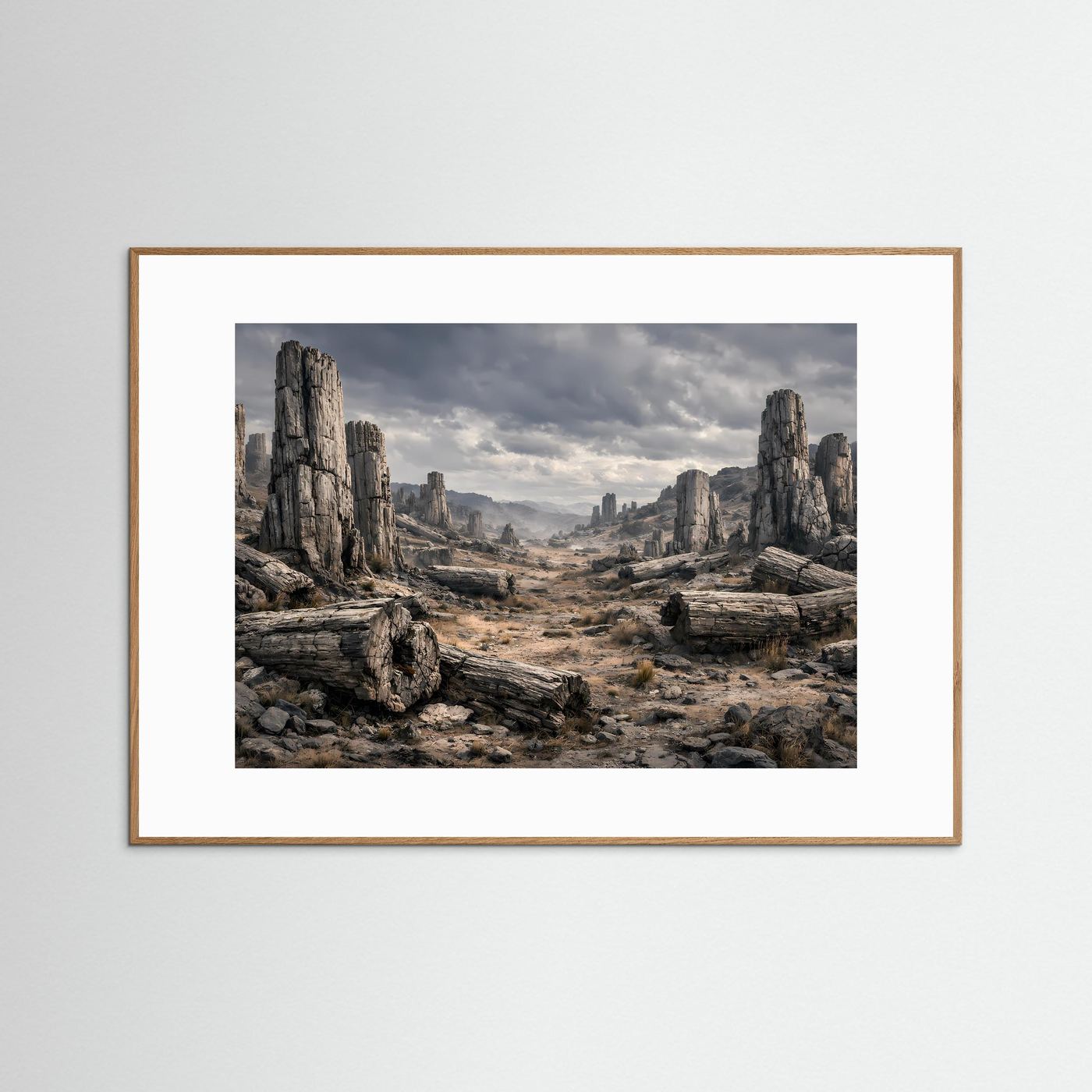 Panorama-Poster mit steinigen Felsformationen im Waldtal, heller Eichenrahmen