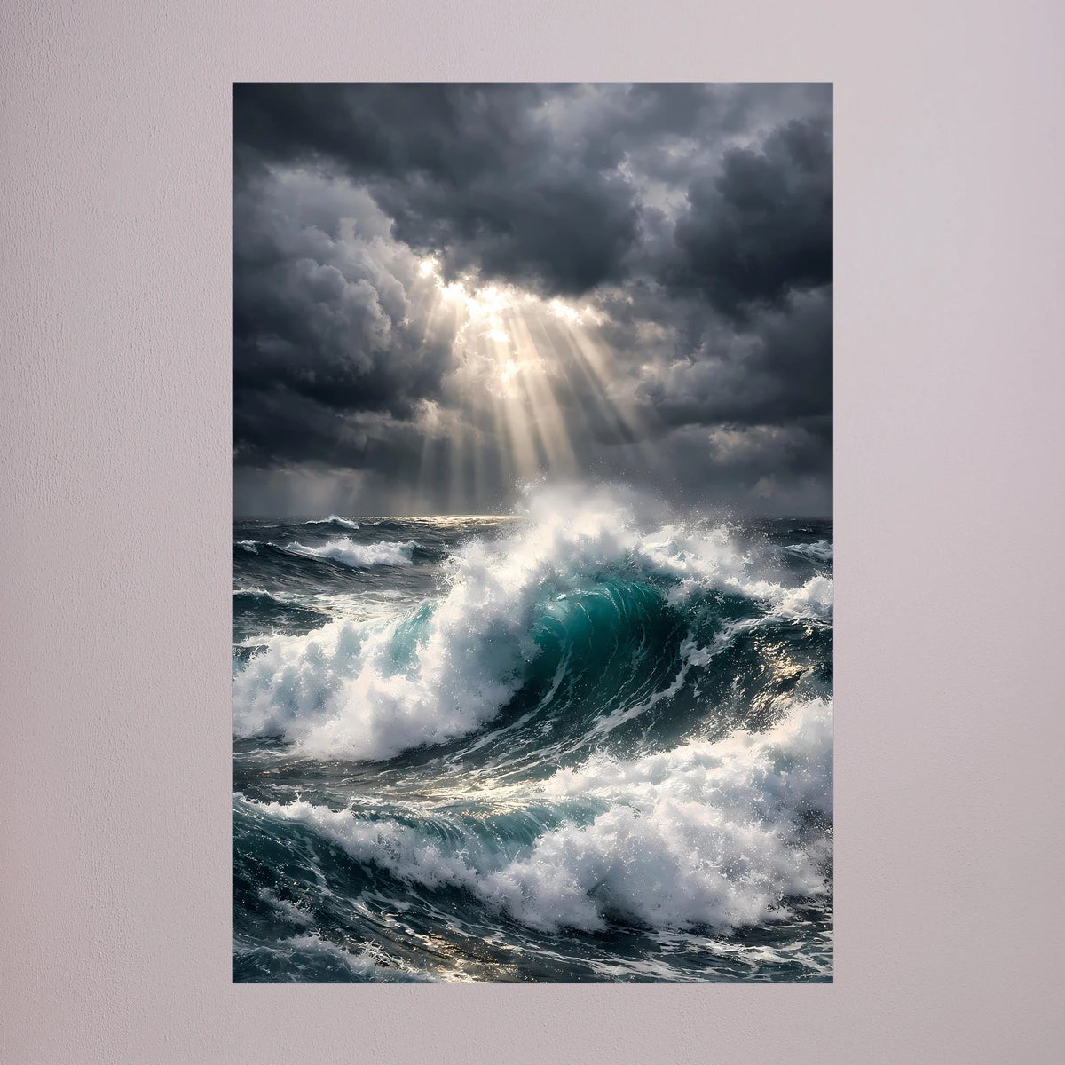 Wandbild im Hochformat mit großen Wellen, blaugrünem Meer und Gewitterstimmung