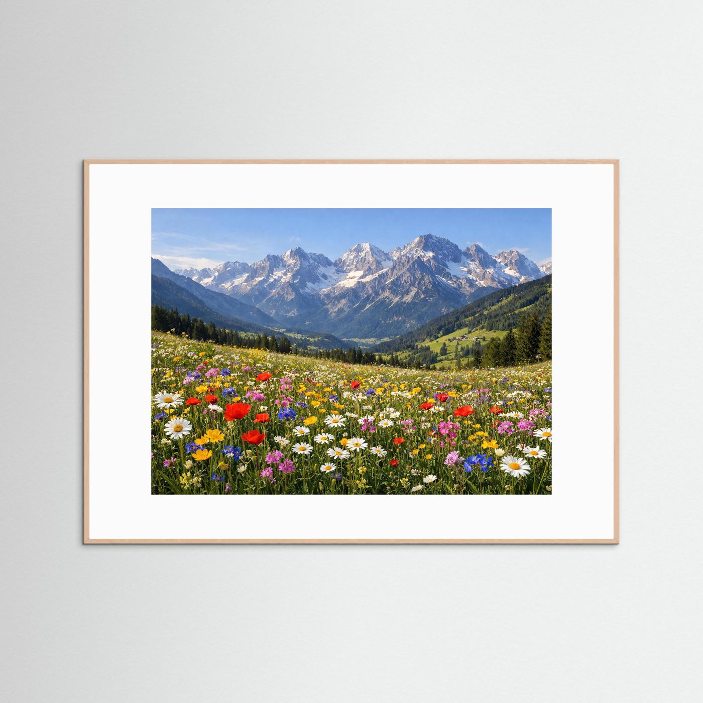 Poster mit blühender Alpenwiese und farbenfrohen Blumen, heller Holzrahmen