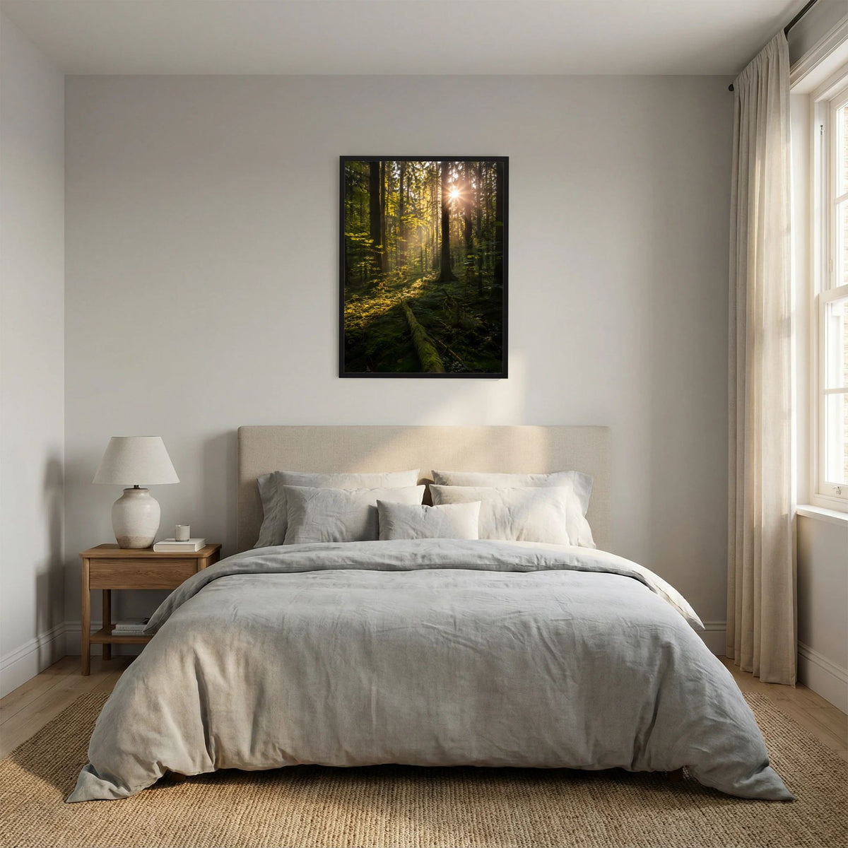 Hochformat-Poster Waldmotiv mit Sonnenstrahlen, dunkelgrün, schwarz gerahmt