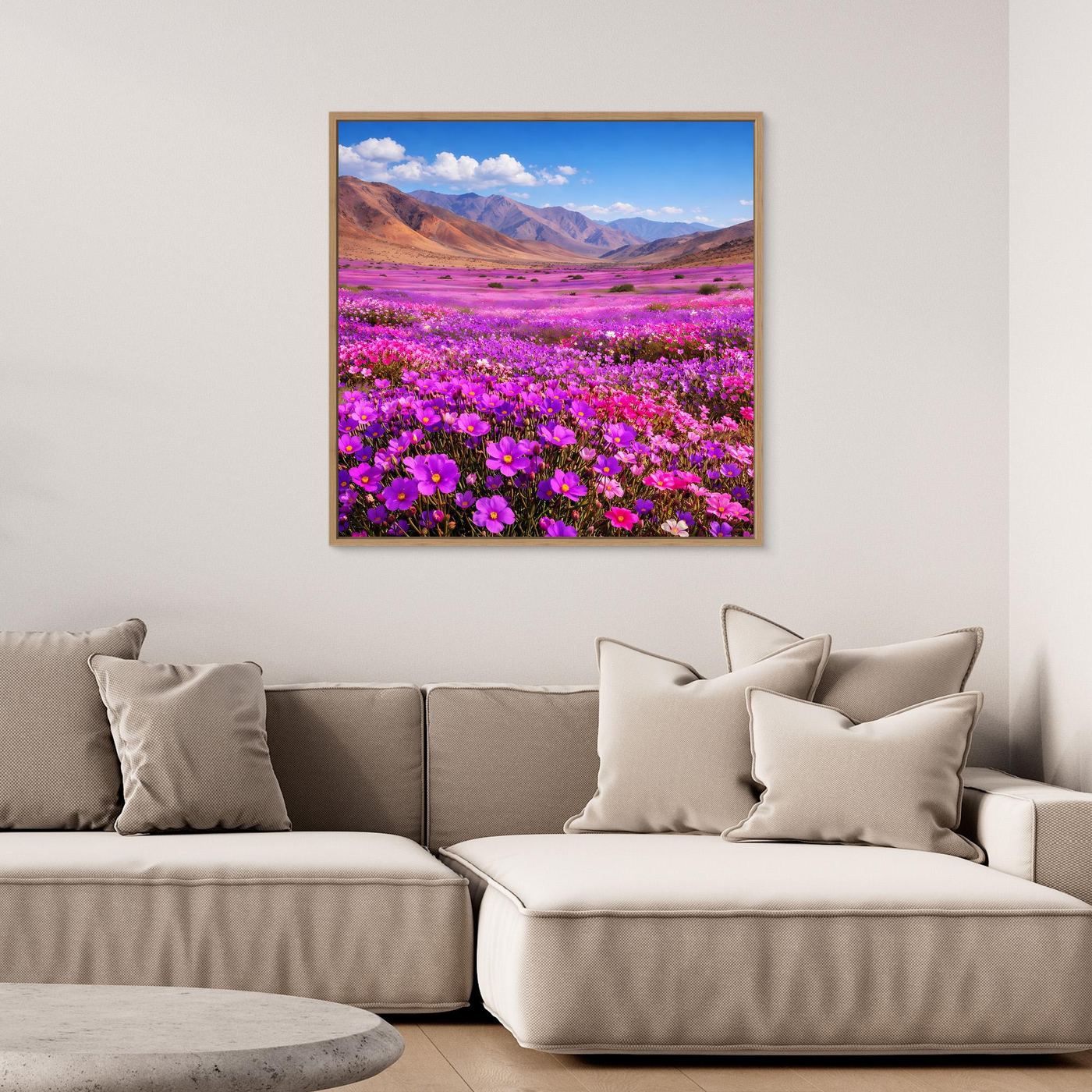 Leinwandbild mit hellem Holzrahmen, blühendes Tal mit lila Blumen und Bergen.