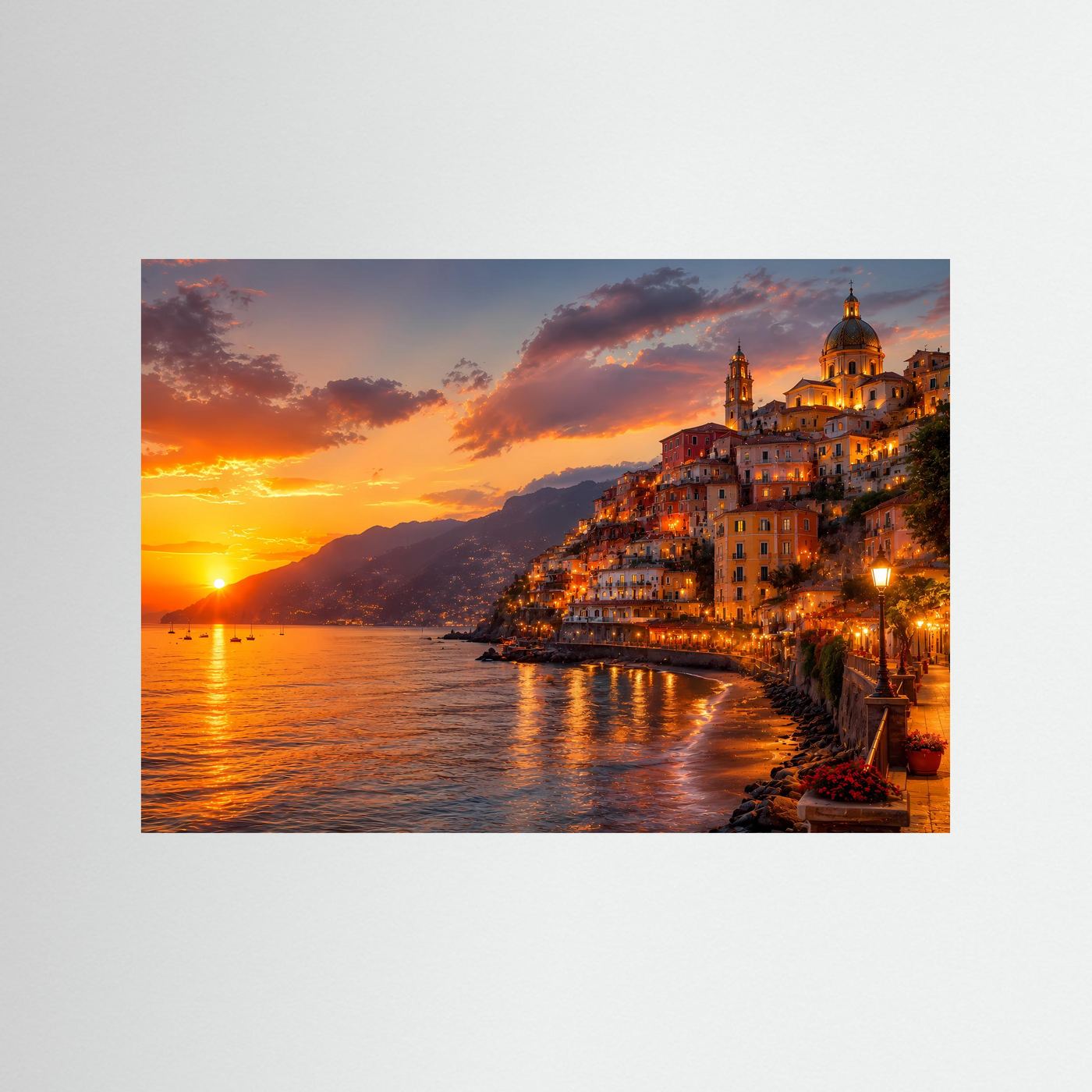 Amalfiküste Poster Querformat | Italienische Küstenstadt bei Sonnenuntergang | Mediterranes Wandbild mit Meer, Altstadt & goldener Abendstimmung