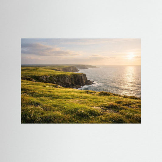 Küstenposter ohne Rahmen mit grünen Klippen und Meer bei Sonnenuntergang.