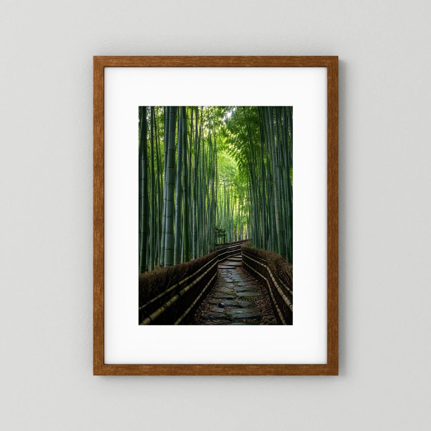Hochformat-Poster Bambuswaldweg, dunkler Holzrahmen mit weißem Rand