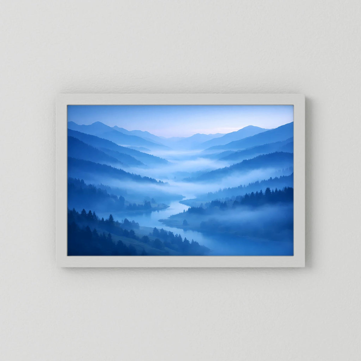 Poster im Querformat mit blauer Berglandschaft im Nebel, weißer Rahmen