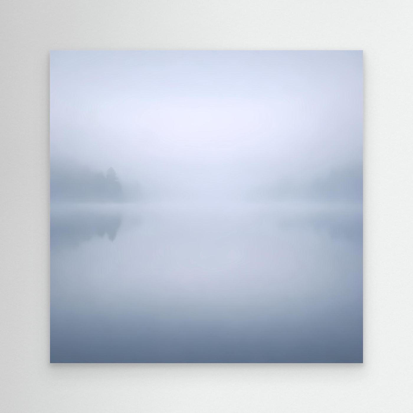 Leinwandbild mit minimalistischer Nebelsee, blass blau-graue Spiegelung, ohne sichtbaren Rahmen