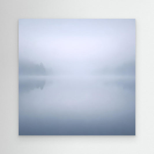 Leinwandbild mit minimalistischer Nebelsee, blass blau-graue Spiegelung, ohne sichtbaren Rahmen
