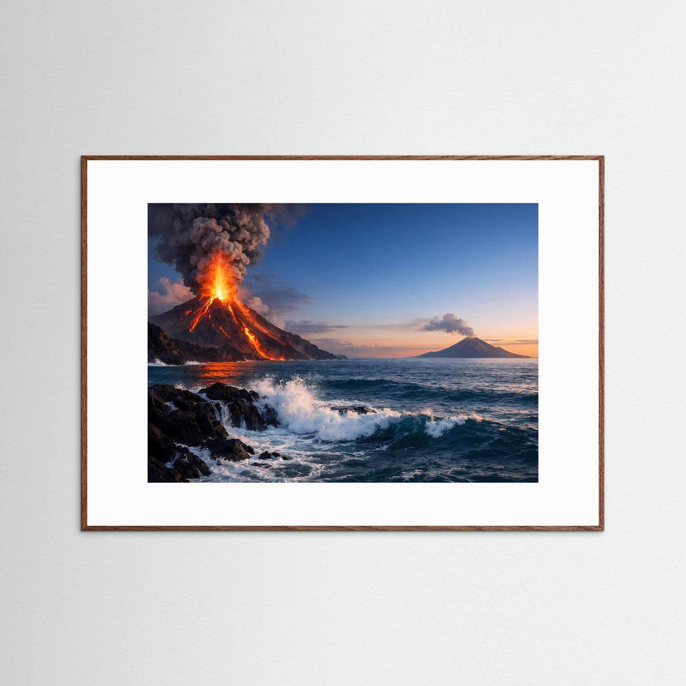 Poster Vulkan am Meer im naturfarbenen Holzrahmen, Lavafontäne und schäumende Wellen