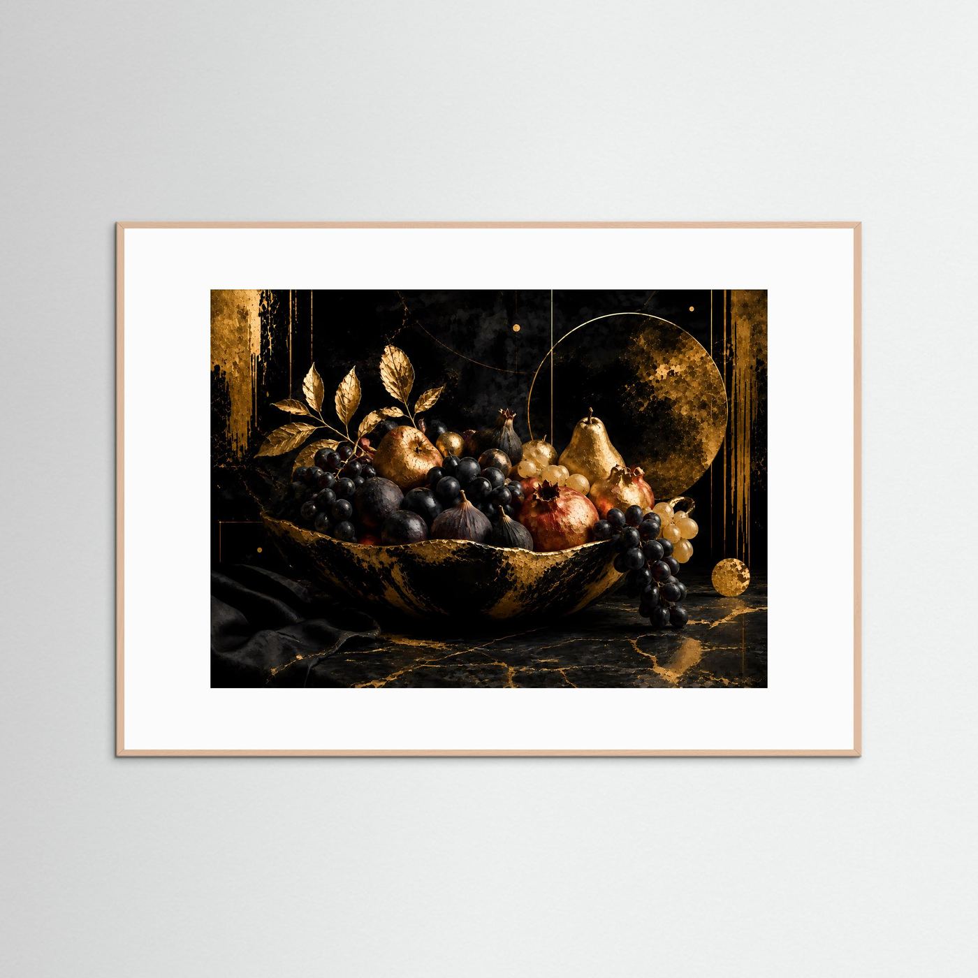 Luxuriöses Stillleben mit goldener Obstschale | Trauben, Feigen, Birnen und Granatäpfel in Schwarz und Gold | Elegante abstrakte Früchte-Wandkunst im Querformat